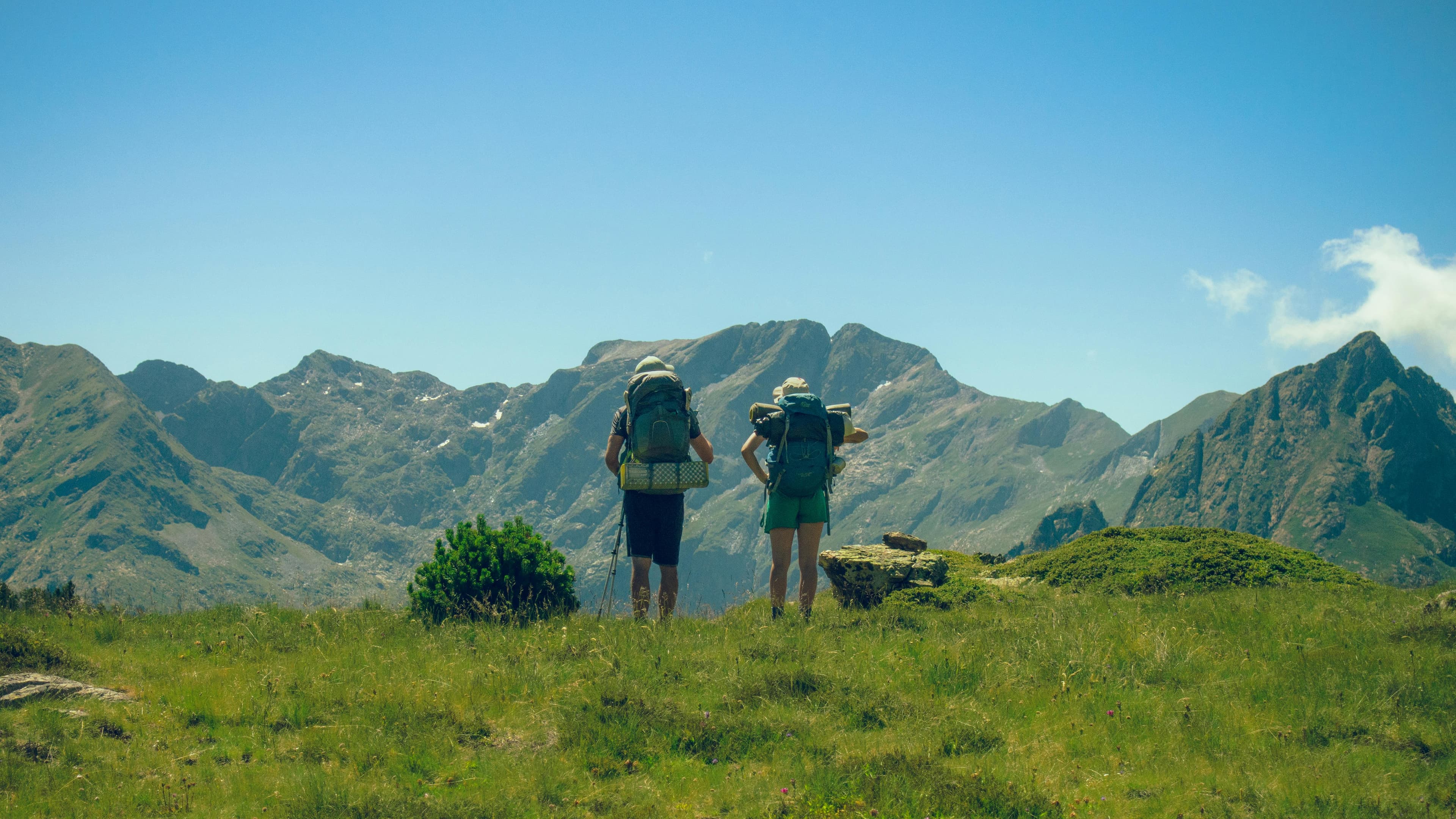 Couple de randonneurs sur un sentier alpin