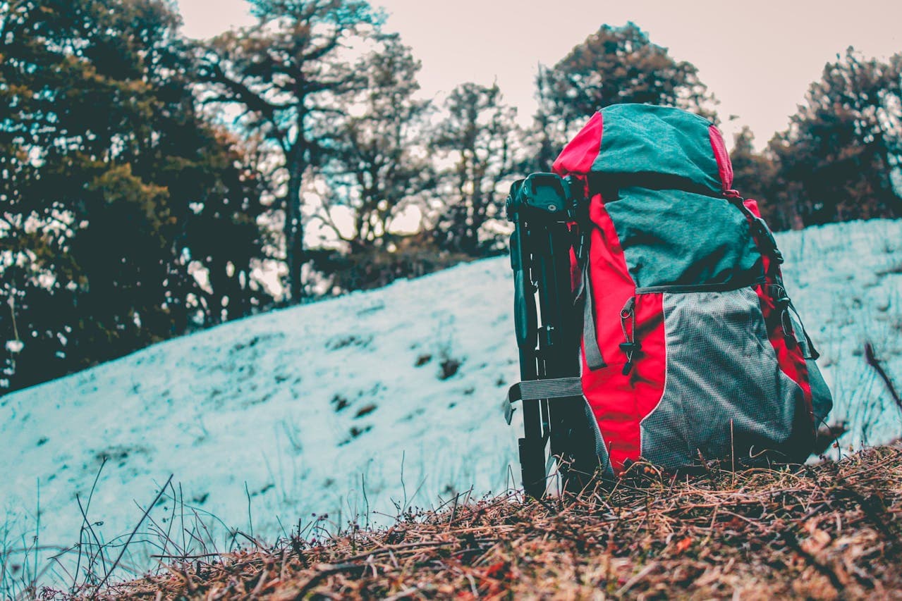 randonneur débutant avec sac à dos sur un sentier de montagne